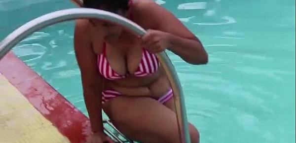  Hot Sexy Bikini Bhabhi Nude Bathing